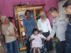 Kapolres Ogan Ilir Berikan Bantuan Kursi Roda dan Sembako kepada Anak Disabilitas di Tanjung Batu